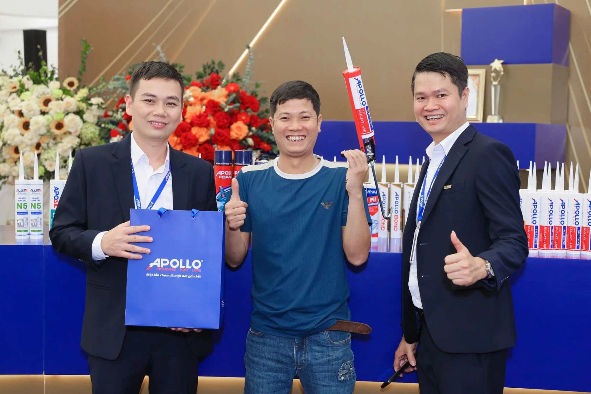 Thợ thầu thao gia Cuộc thi “Bắn keo chất như Apollo” tại gian trưng bày Apollo